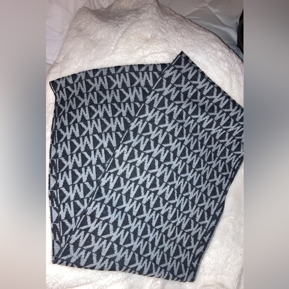 Michael Kors scarf - Picture 2 of 2